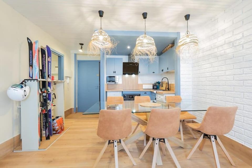 Kitchen or kitchenette, Dining area