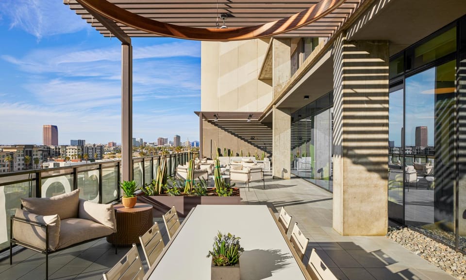Property building, View (from property/room), Balcony/Terrace, City view