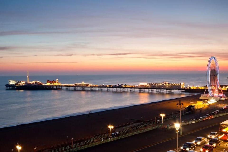 Super Central 3 Bedroom Flat Next to Brighton Beach & Shopping Center Sleep 10 Guests Apartment in Brighton