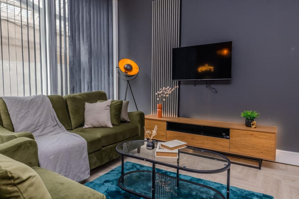 Super Central 3 Bedroom Flat Next to Brighton Beach & Shopping Center Sleep 10 Guests Apartment in Brighton