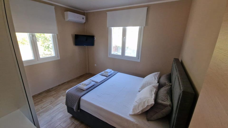 Bed, TV and multimedia, Photo of the whole room, Bedroom, towels