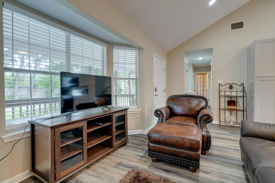 6 Mi to Dtwn: Austin Retreat w/ Patio & Grill House in Austin