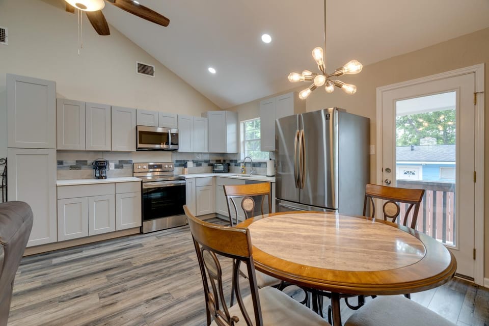 6 Mi to Dtwn: Austin Retreat w/ Patio & Grill House in Austin