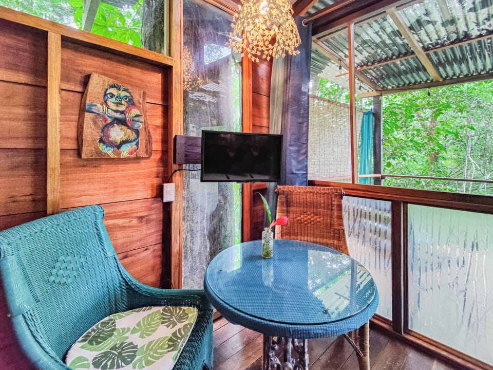 Communal lounge/ TV room, TV and multimedia, Living room, Seating area, Dining area