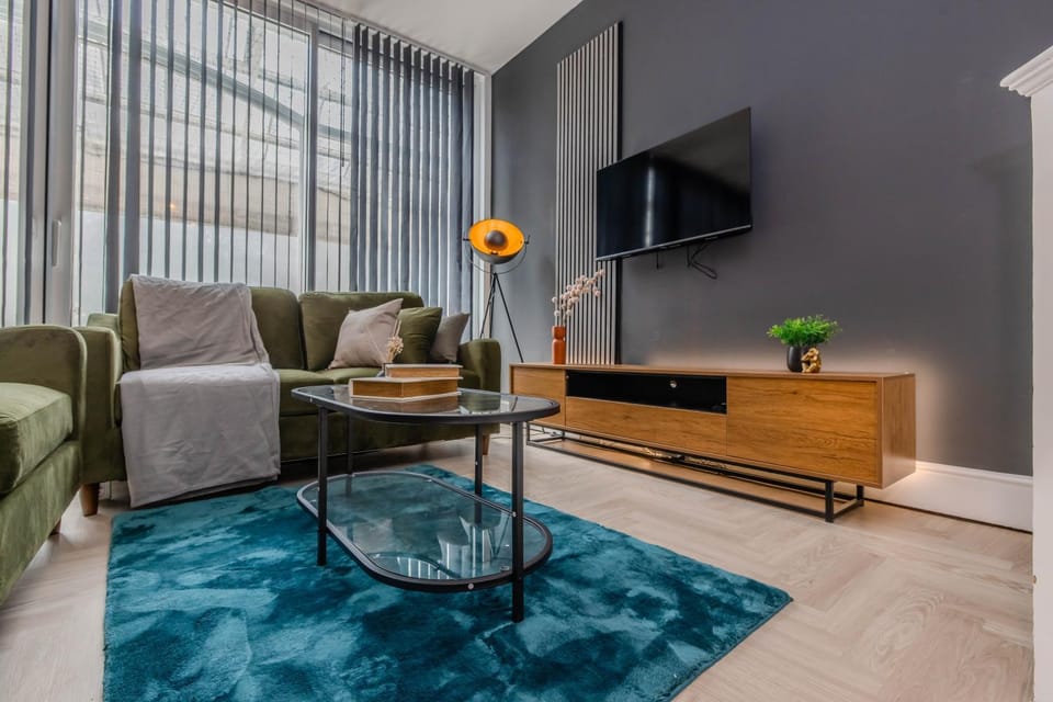 Amazing 3 Bedroom Flat I Next To Brighton Beach & Shopping Center Apartment in Brighton
