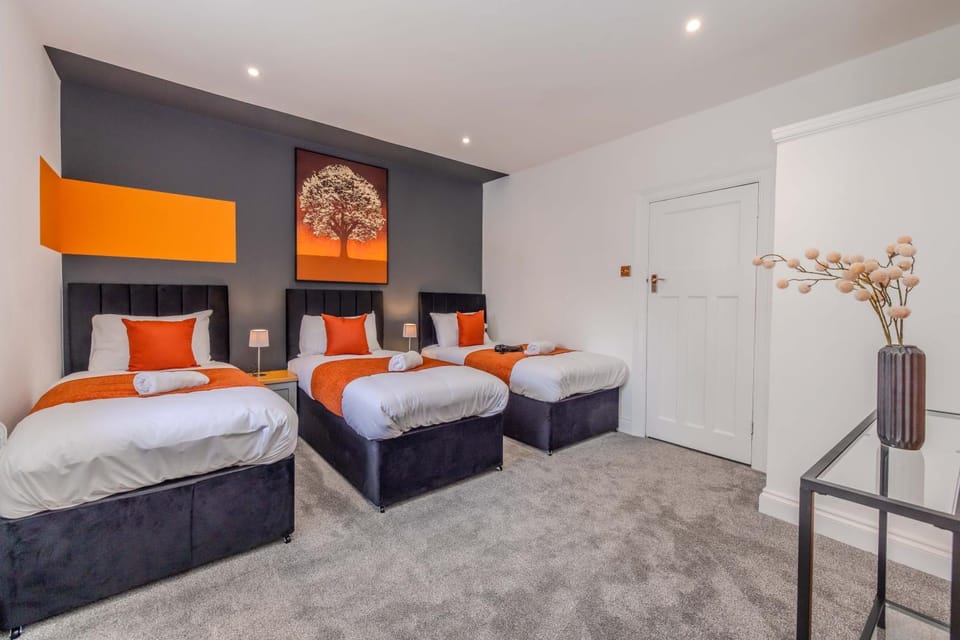 Amazing 3 Bedroom Flat I Next To Brighton Beach & Shopping Center Apartment in Brighton