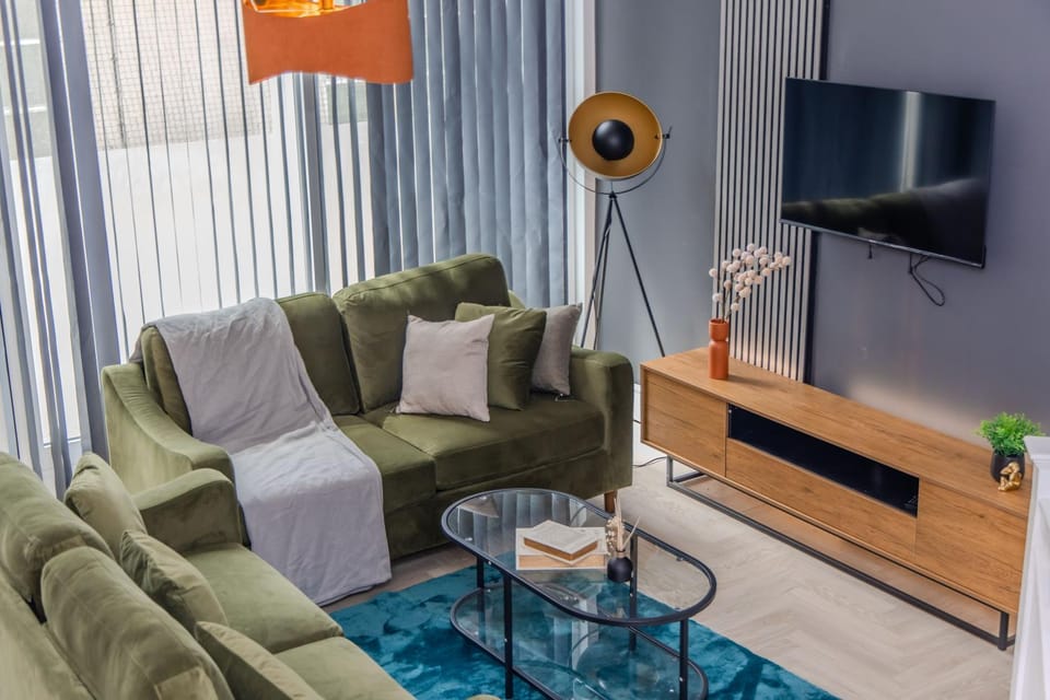 Amazing 3 Bedroom Flat I Next To Brighton Beach & Shopping Center Apartment in Brighton