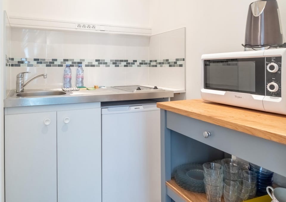 Coffee/tea facilities, Kitchen or kitchenette, stove