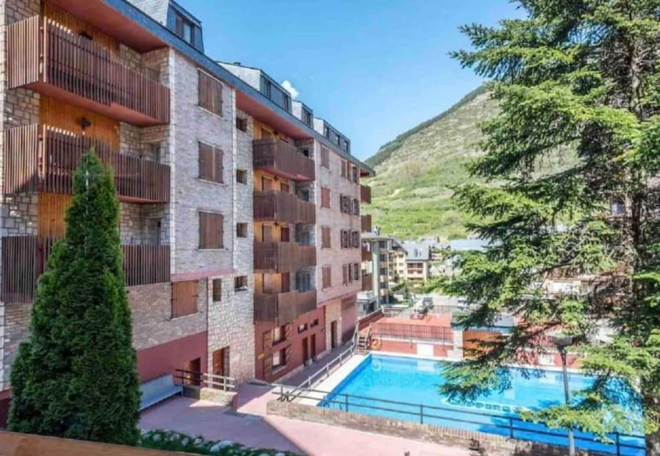 Day, Pool view, Swimming pool, sunbed
