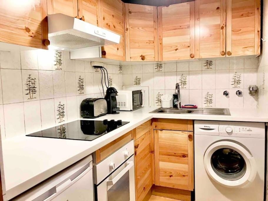 Coffee/tea facilities, Kitchen or kitchenette, oven, stove, toaster, washing machine