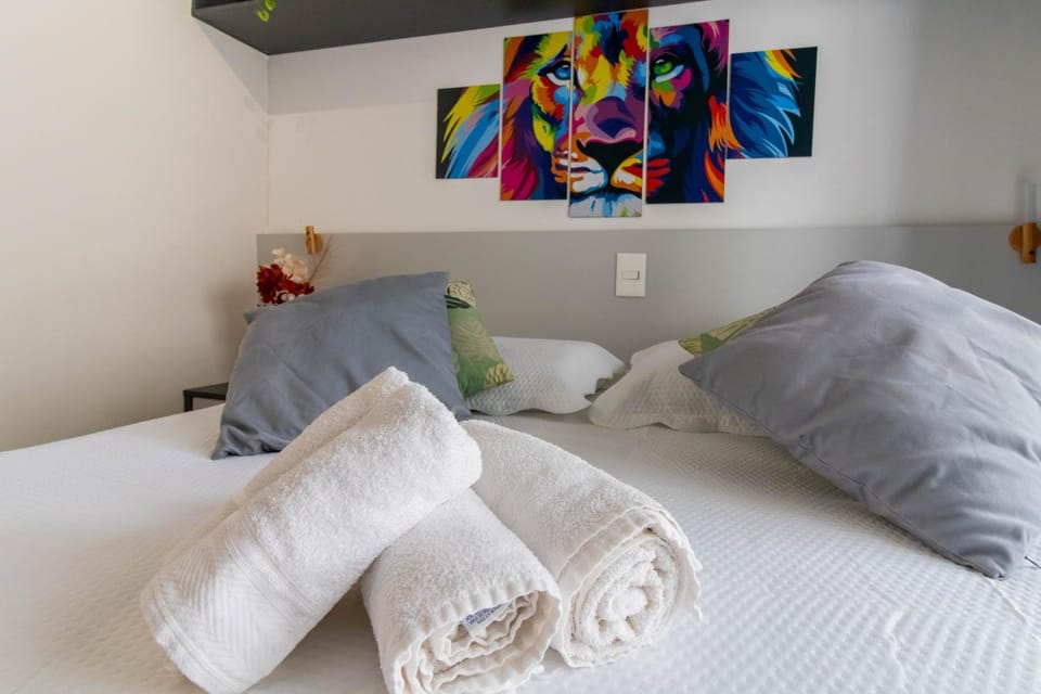 Bed, towels