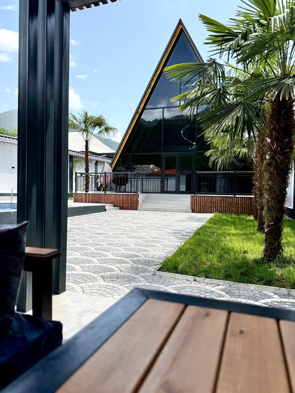 Property building, Patio, Day, Natural landscape, Garden, Garden view