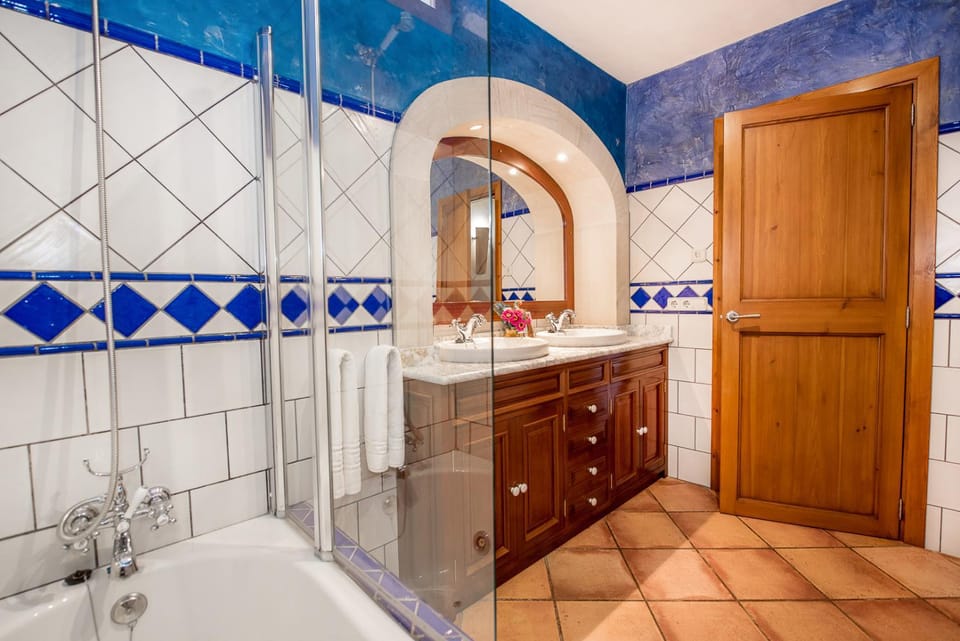 Agroturisme Fincahotel Can Bessol Farm Stay in Migjorn