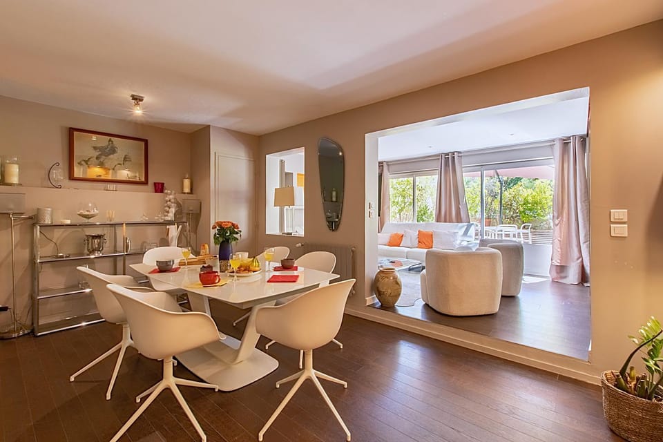 Living room, Seating area, Dining area