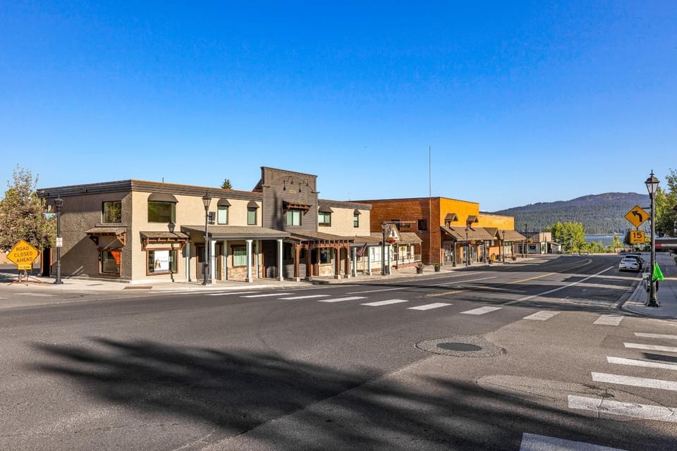 New! Brand new Downtown Loft 203 - Lake views, half block from lake, restaurants, and shopping House in McCall