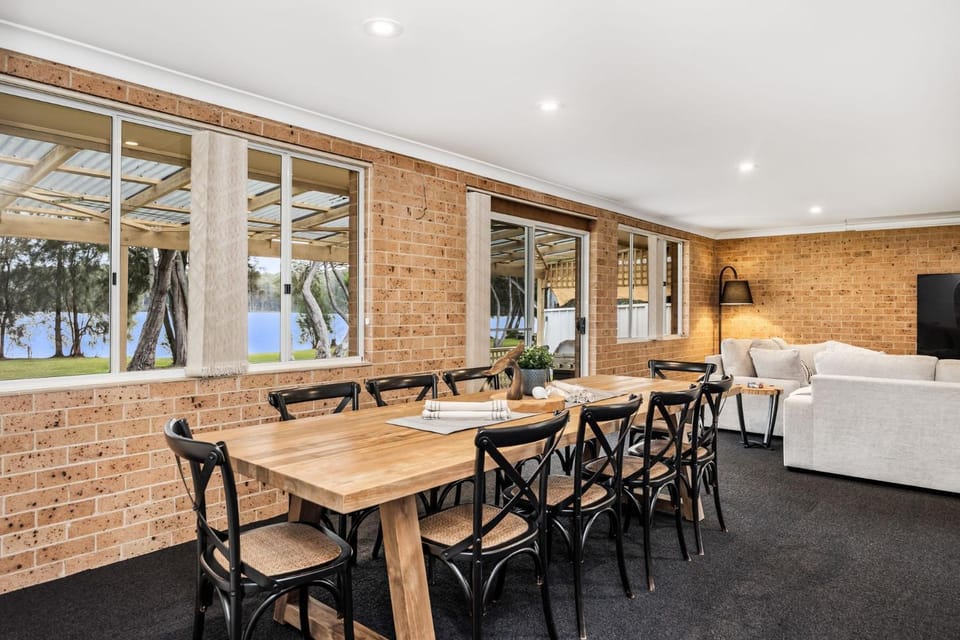 TV and multimedia, Seating area, Dining area