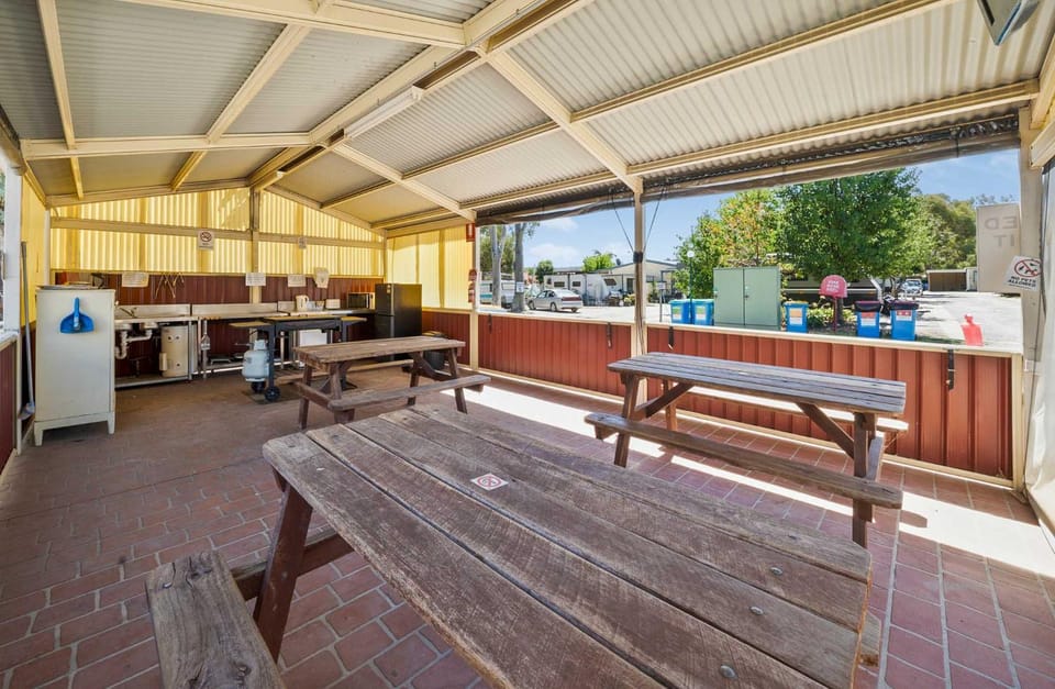 BBQ facilities, Kitchen or kitchenette, Communal kitchen