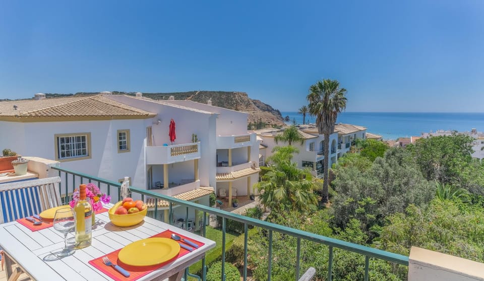 Natural landscape, View (from property/room), Balcony/Terrace, Food and drinks, Dining area, Sea view