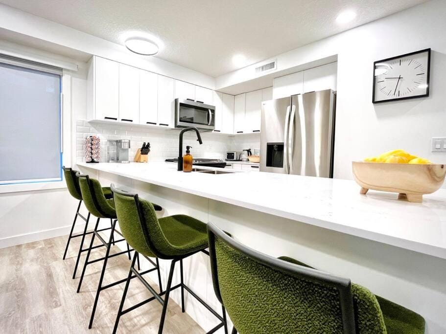 T201 Brand NEW Downtown Canmore 3BD & 2BT, BBQ, Free Parking Apartment in Canmore