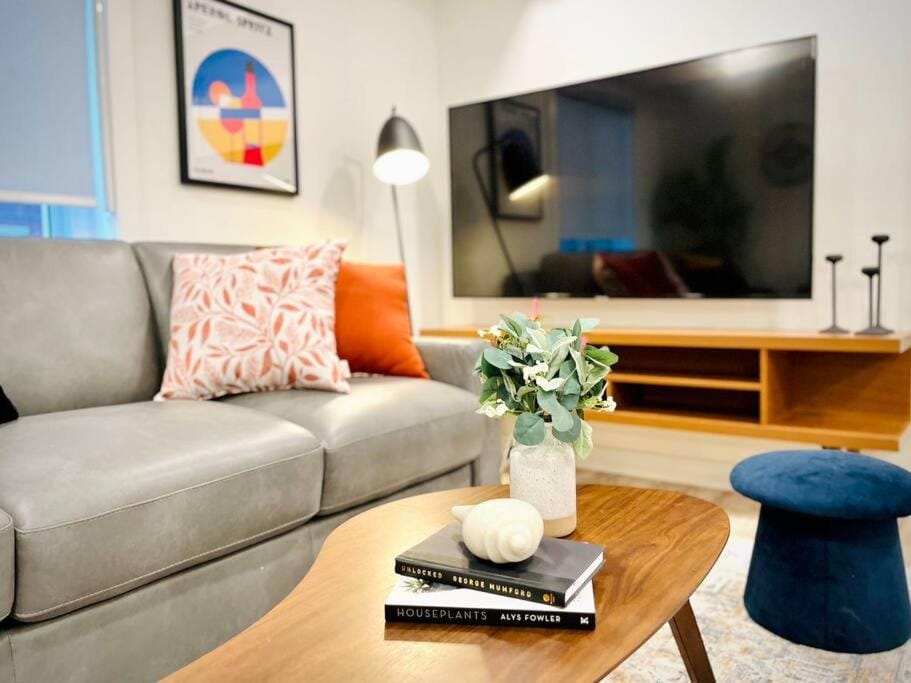 T201 Brand NEW Downtown Canmore 3BD & 2BT, BBQ, Free Parking Apartment in Canmore
