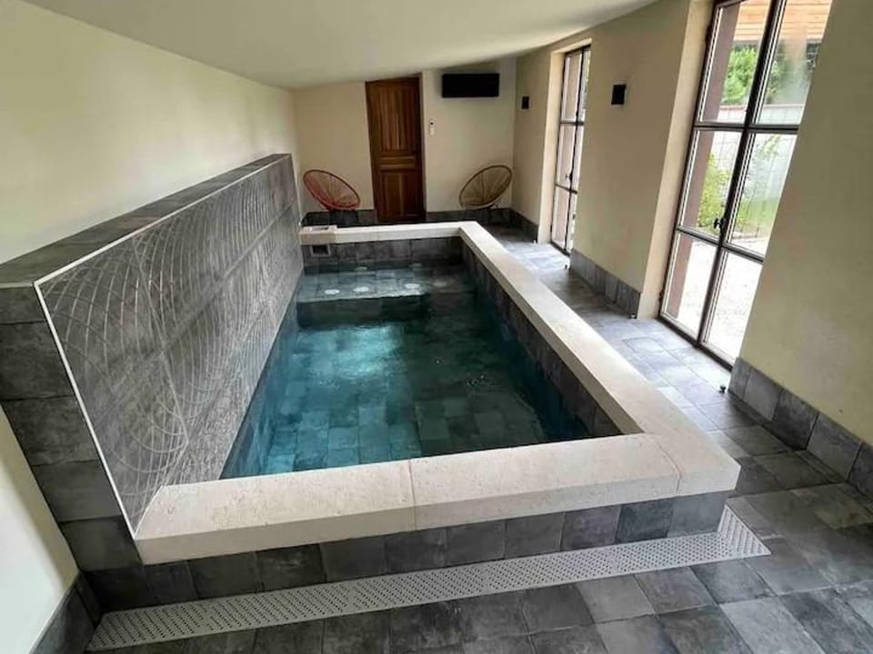 Gîte de charme avec spa, piscine intérieure et jardin clos près de Chinon - FR-1-381-553 House in Centre-Val de Loire