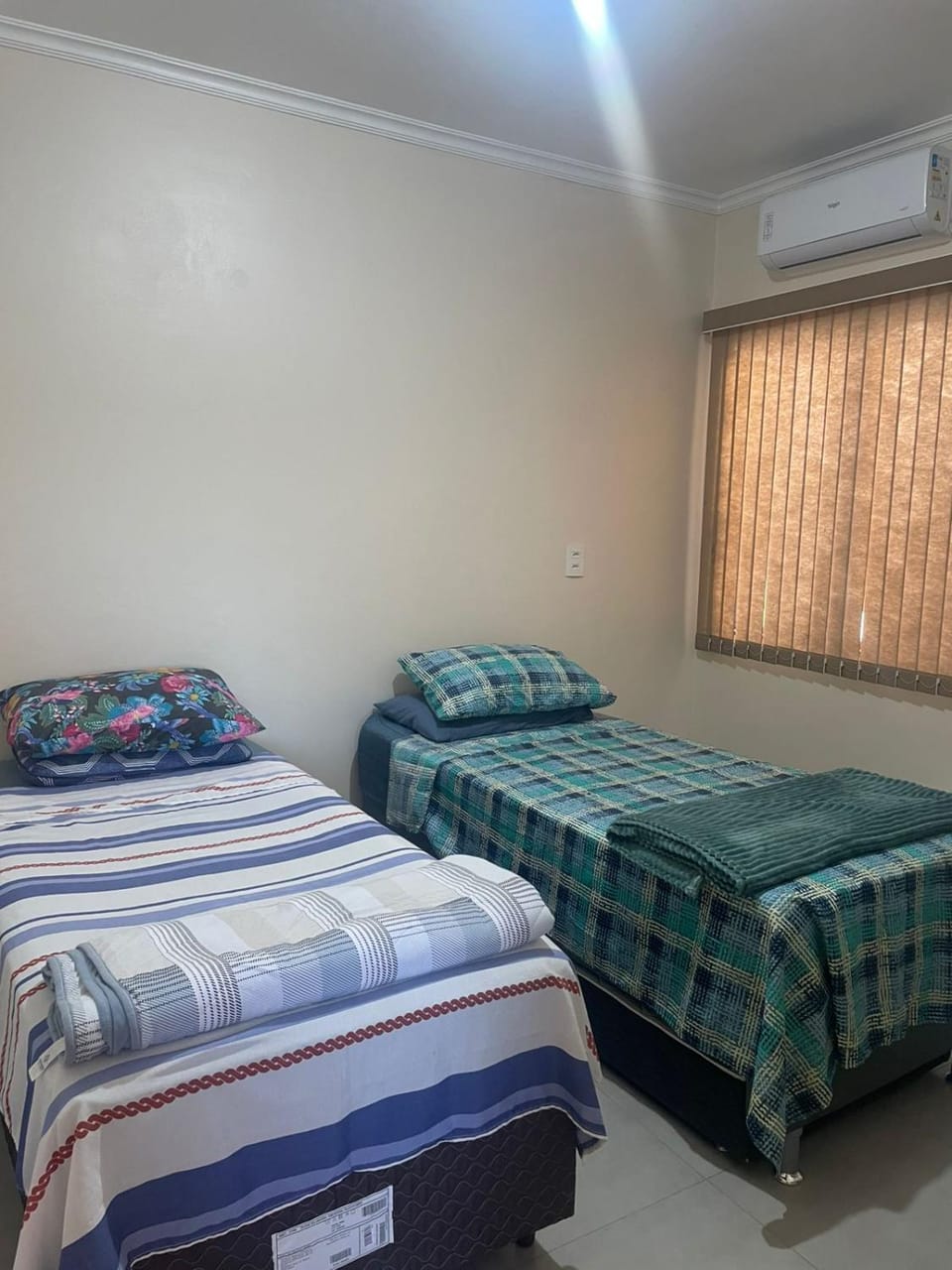 Photo of the whole room, air conditioner