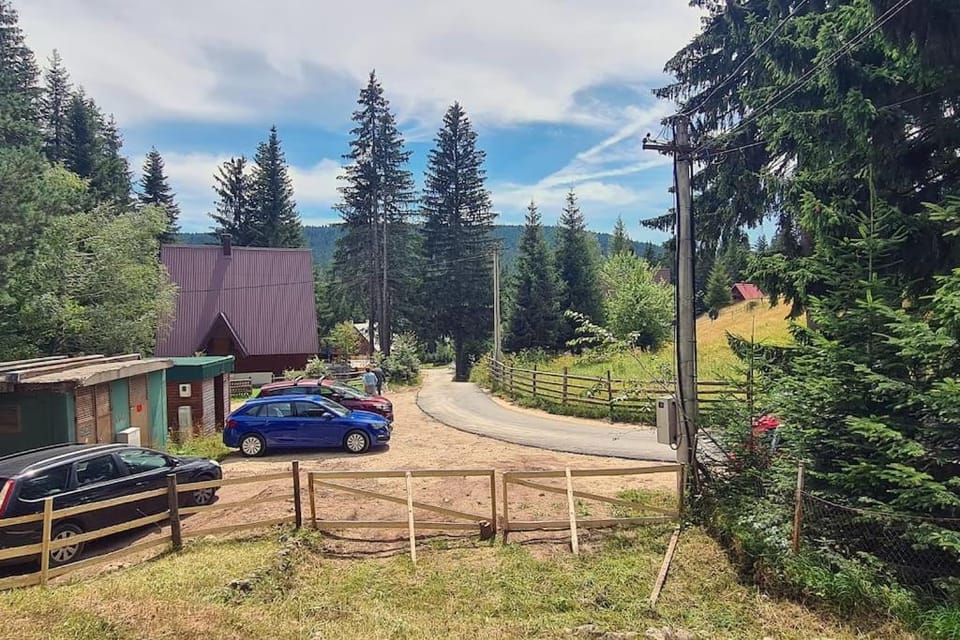 Neighbourhood, Natural landscape, Garden, Mountain view, Parking