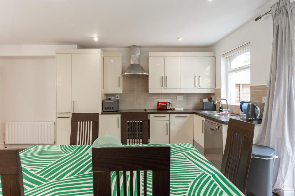 Coffee/tea facilities, Kitchen or kitchenette, Dining area, dishwasher, stove, toaster