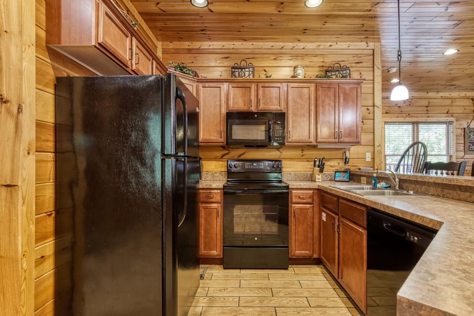 Gatlinburg Heights, Hot Tub, Game Room, Theater Room, FREE Attraction tickets !!! Chalet in Gatlinburg