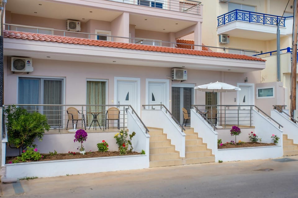 Facade/entrance, Garden, Balcony/Terrace