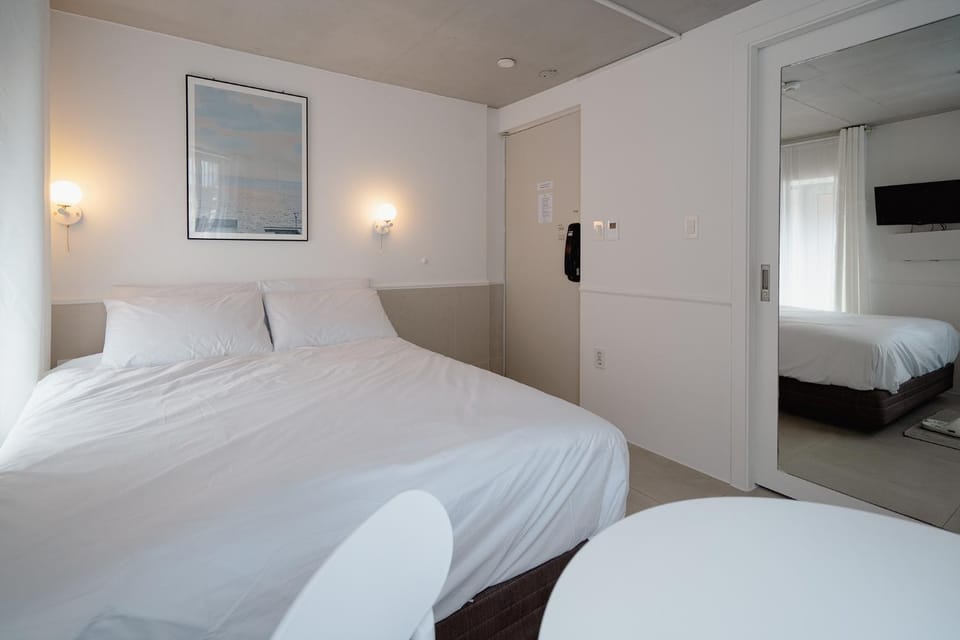 Bed, TV and multimedia, View (from property/room), Photo of the whole room, Bedroom, City view, Landmark view, Quiet street view