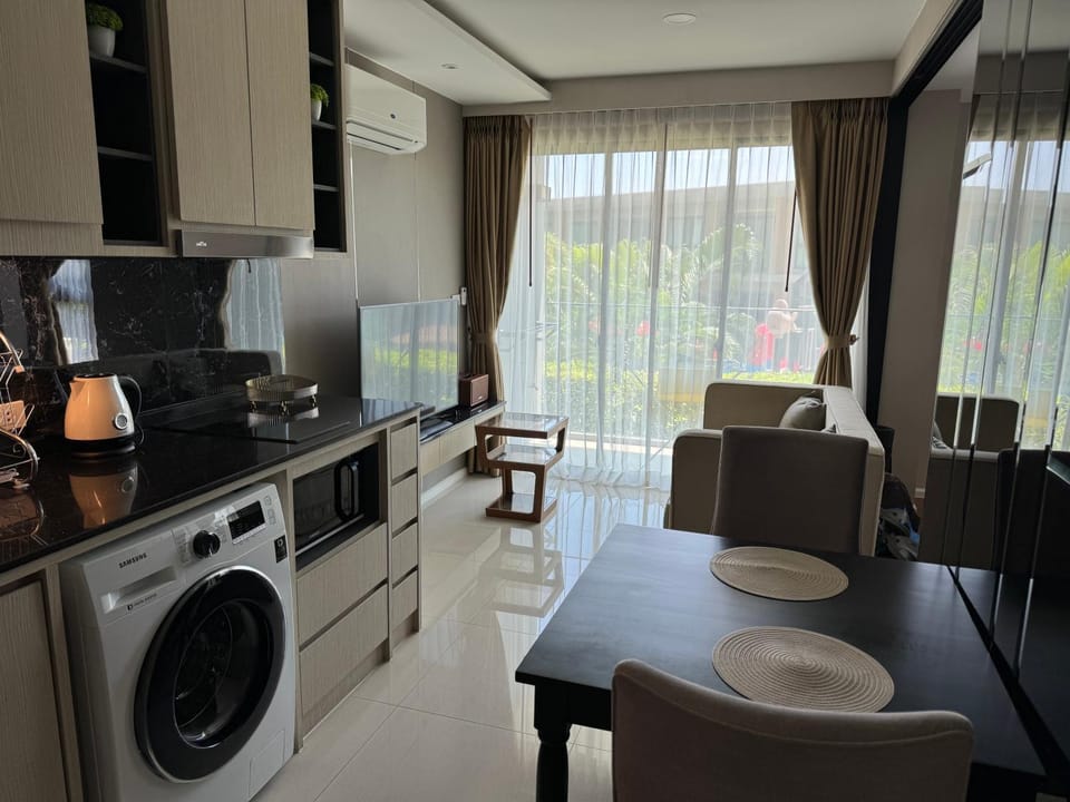 Kitchen or kitchenette, Seating area, Dining area, washing machine