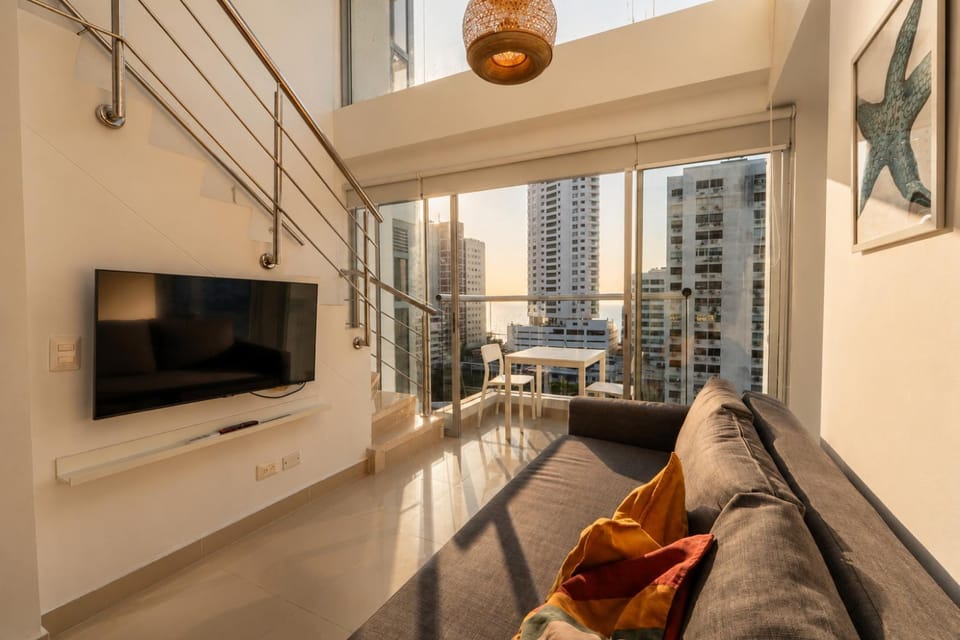 TV and multimedia, Living room, Seating area, Dining area, City view