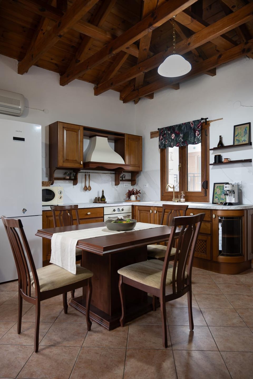 Kitchen or kitchenette, Dining area, oven