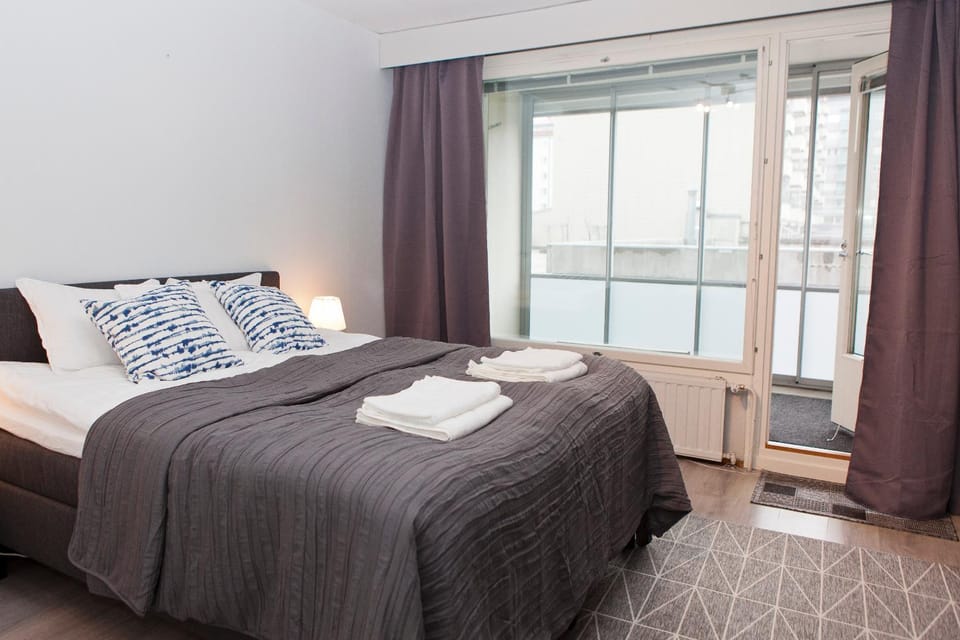 Bed, Bedroom, towels