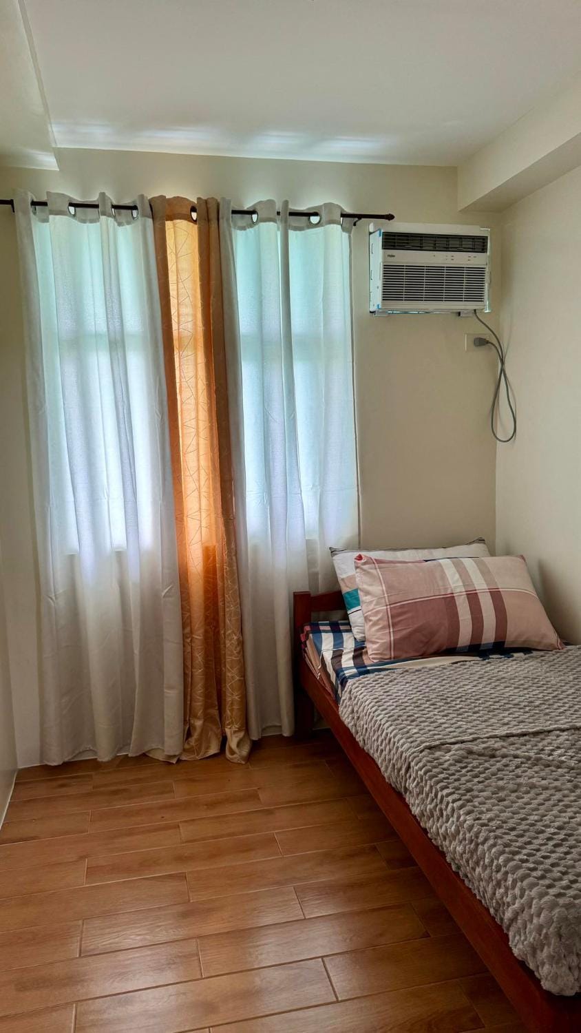 Bed, Photo of the whole room, Bedroom, air conditioner