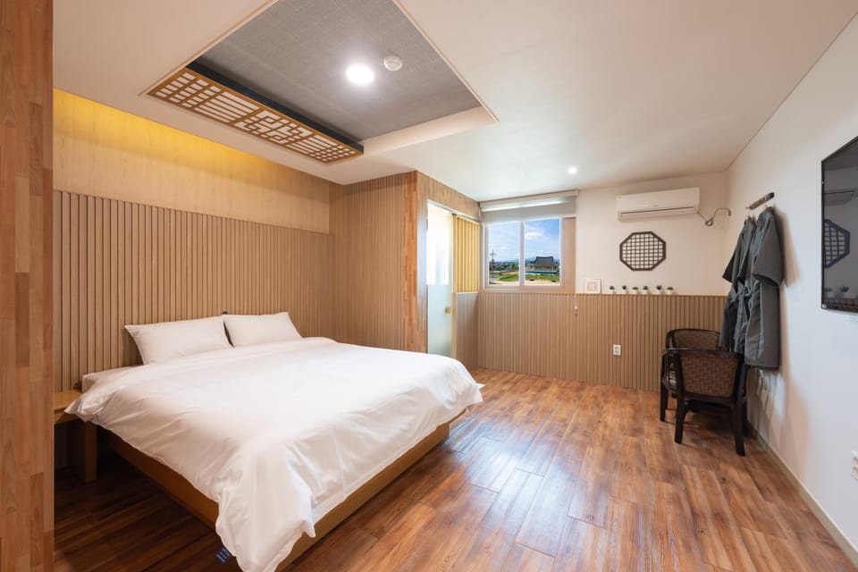 Bed, TV and multimedia, air conditioner