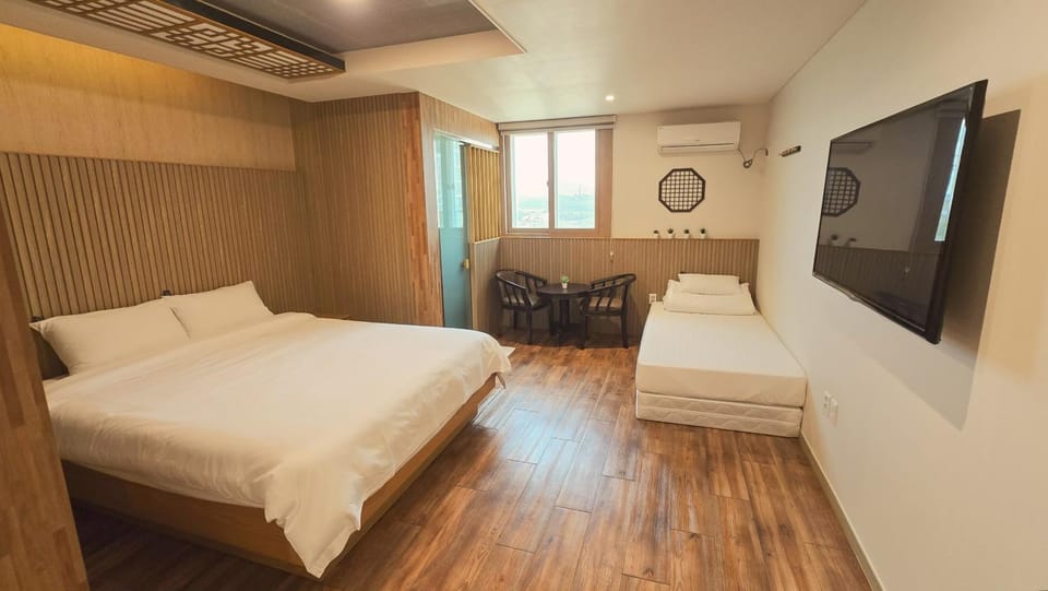 Bed, TV and multimedia, Photo of the whole room, Bedroom, air conditioner