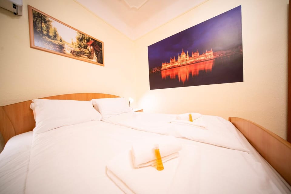 Bed, towels