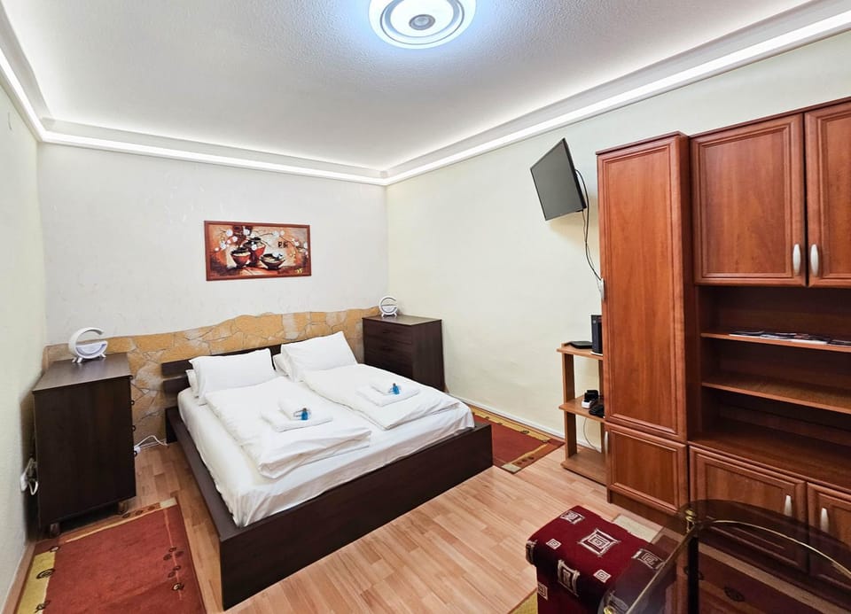 Bed, TV and multimedia, Bedroom, towels, wardrobe