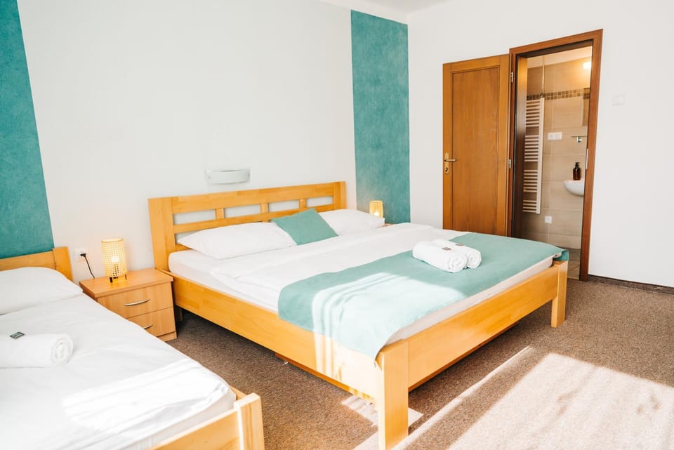Bathroom, Bedroom, towels