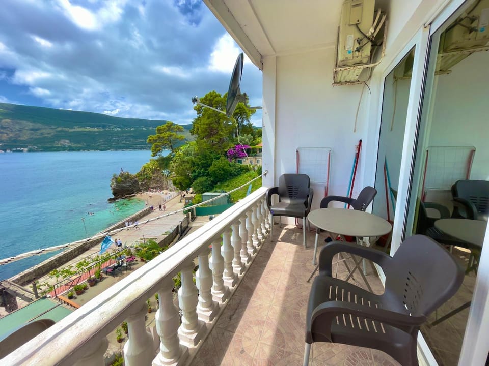 Central Beachfront stunning seaview terace free wifi Apartment in Dubrovnik-Neretva County