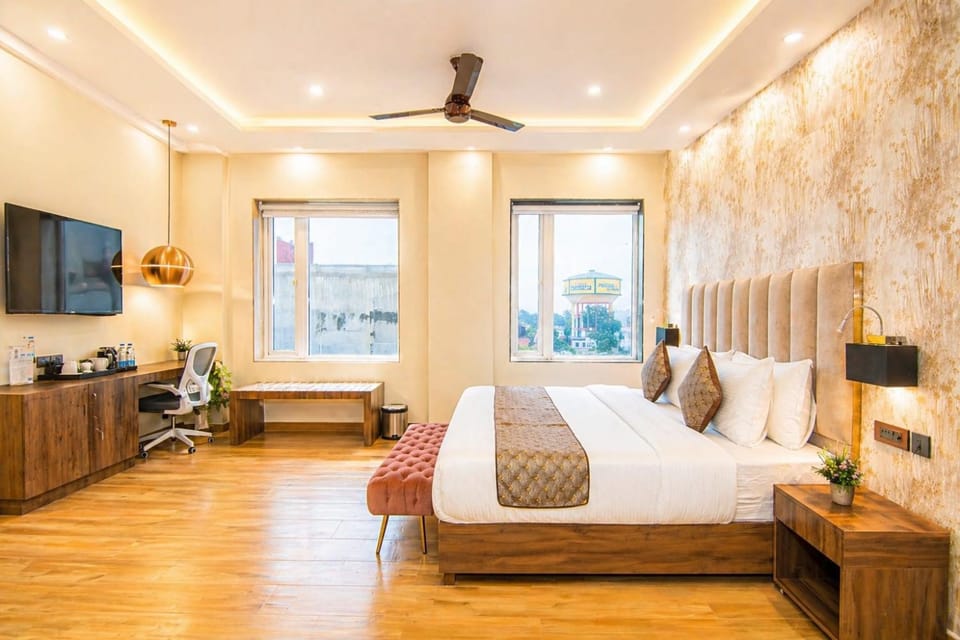 Bed, TV and multimedia, Photo of the whole room, Seating area, Bedroom