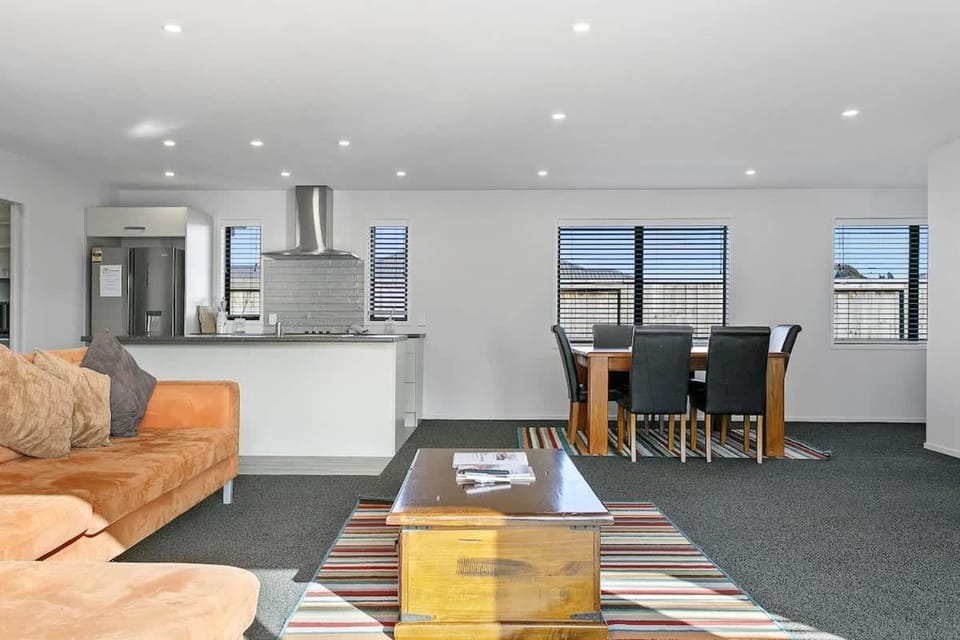 Huka Falls Getaway (Family escape) House in Taupo