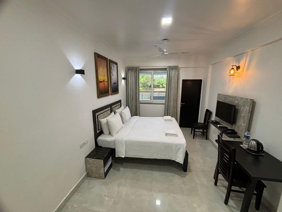 Bed, TV and multimedia, Bedroom
