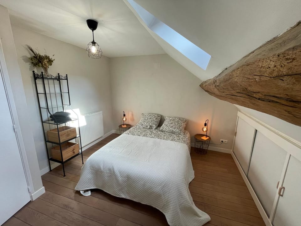 Photo of the whole room, Bedroom