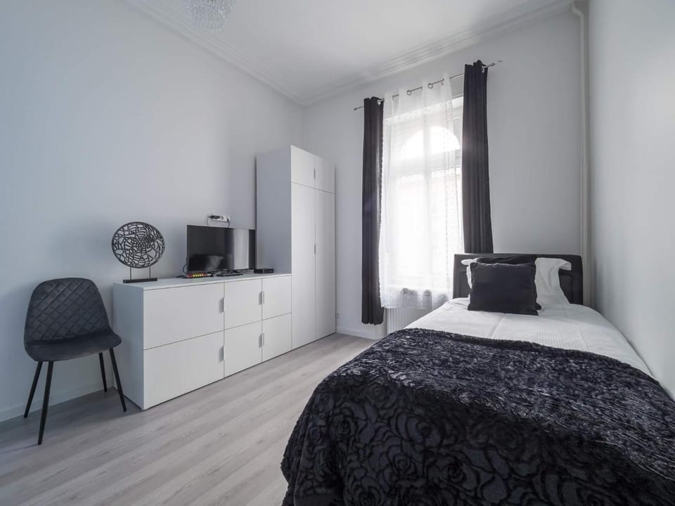Photo of the whole room, Bedroom