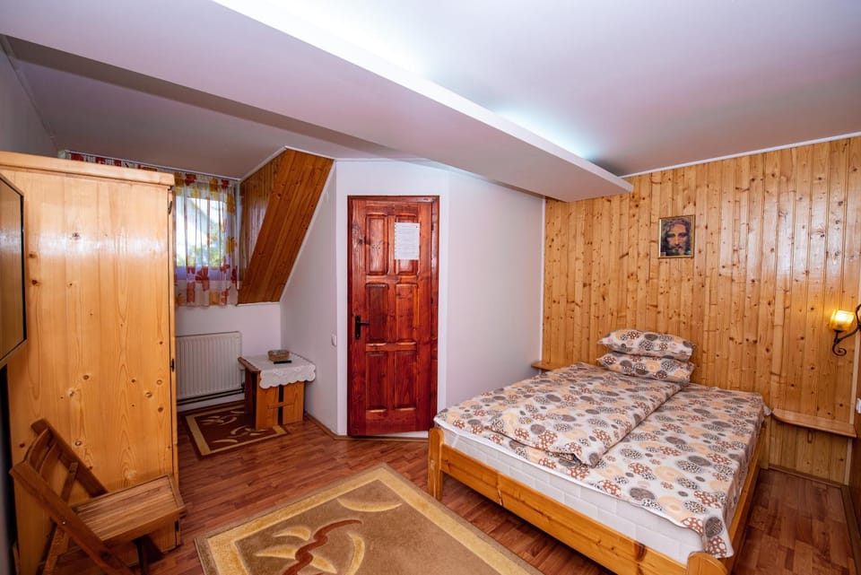 Pensiunea Flori de Camp Bed and Breakfast in Romania