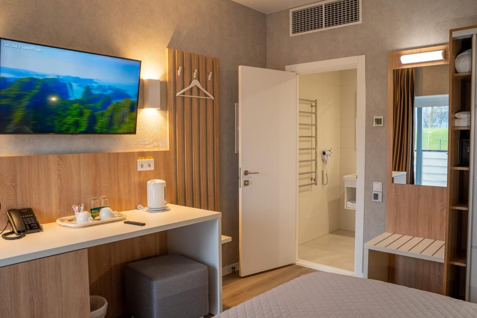 TV and multimedia, Photo of the whole room, Bedroom