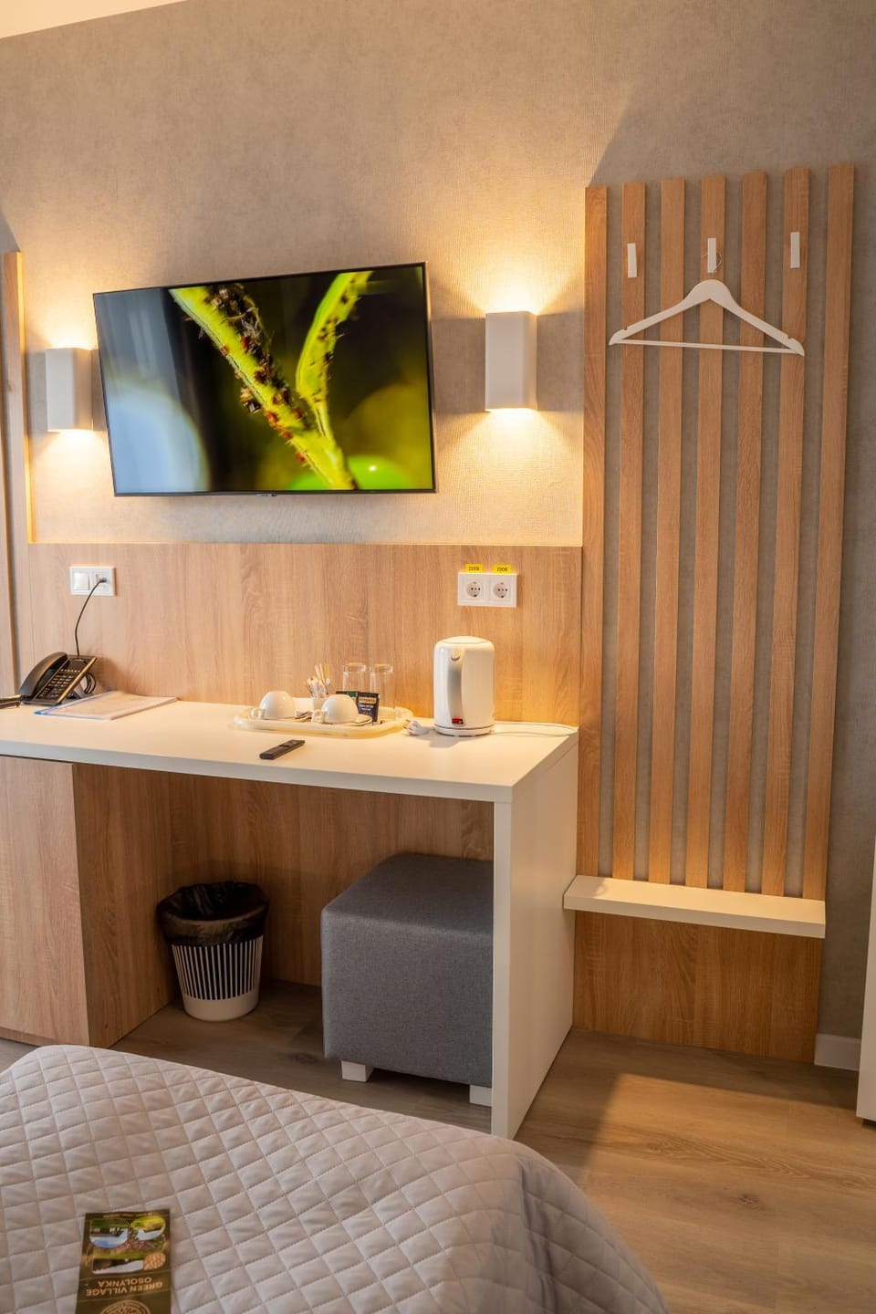TV and multimedia, Coffee/tea facilities, Kitchen or kitchenette, Photo of the whole room, Bedroom